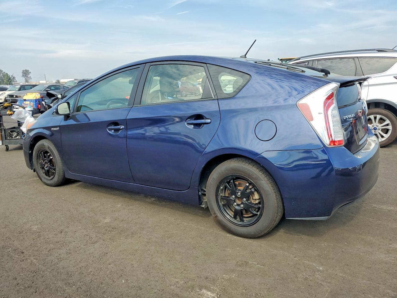 2015 Toyota Prius Two - Фото 2