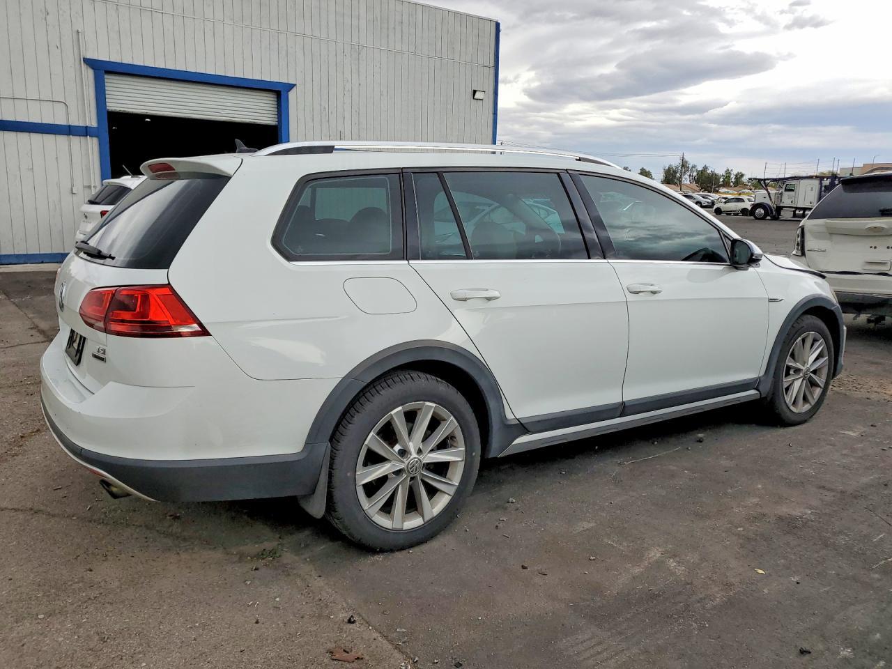 2017 Volkswagen Golf Alltrack S - Image 3