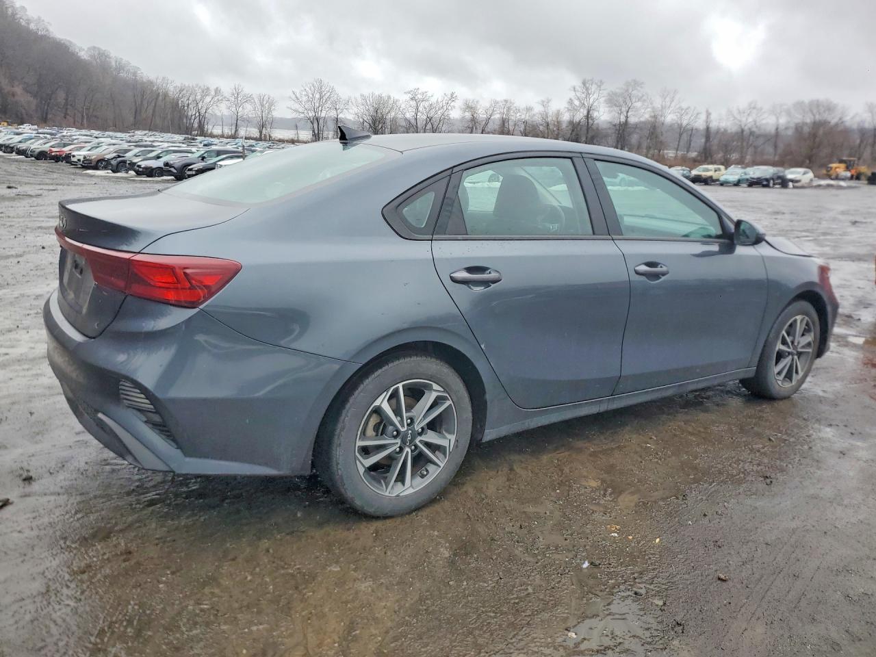 2023 Kia Forte Lxs - Image 3