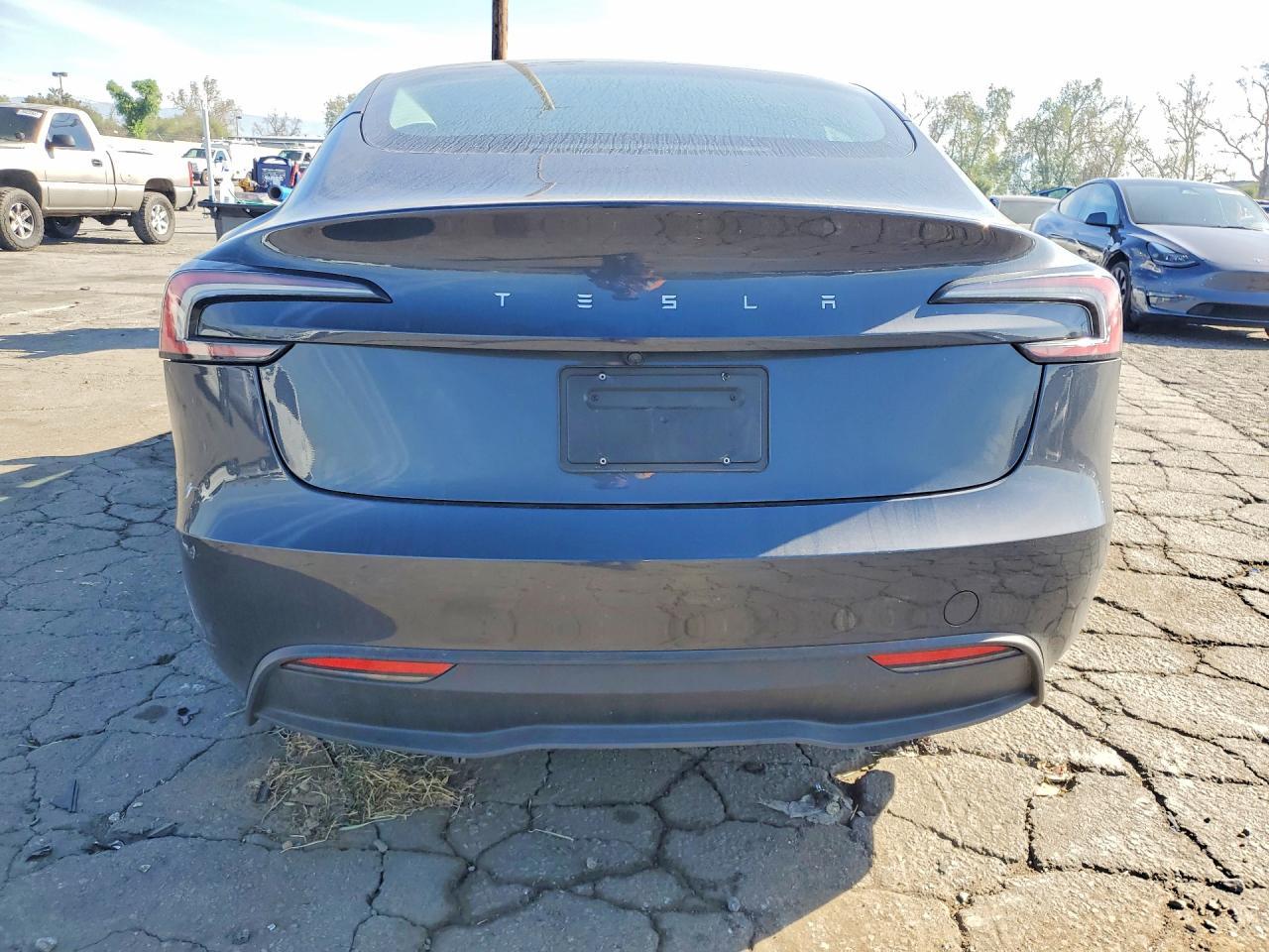 2025 Tesla Model 3 - Фото 6