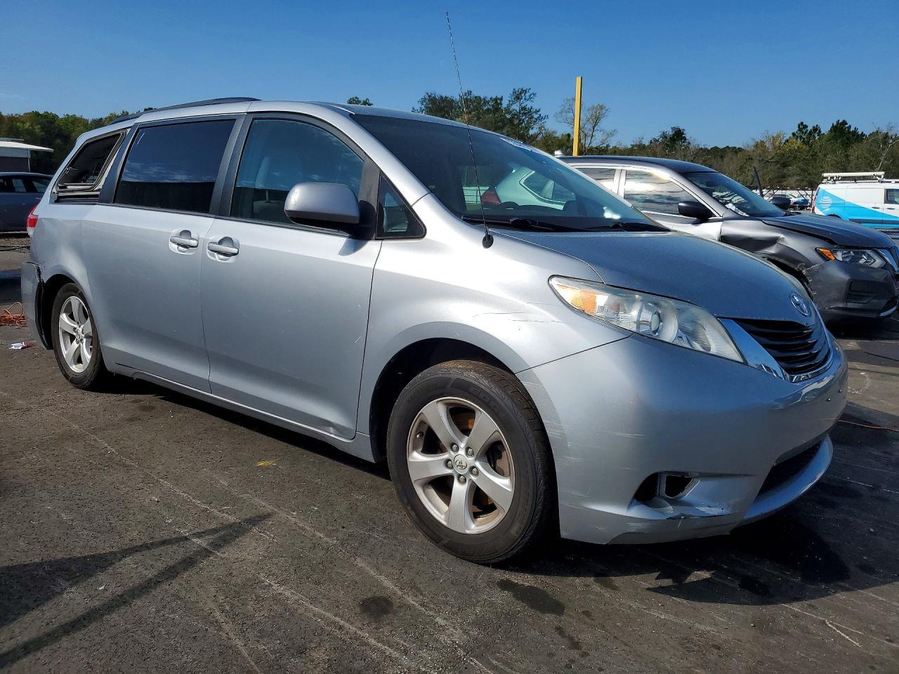 2014 Toyota Sienna Le 8-Passenger - Фото 4