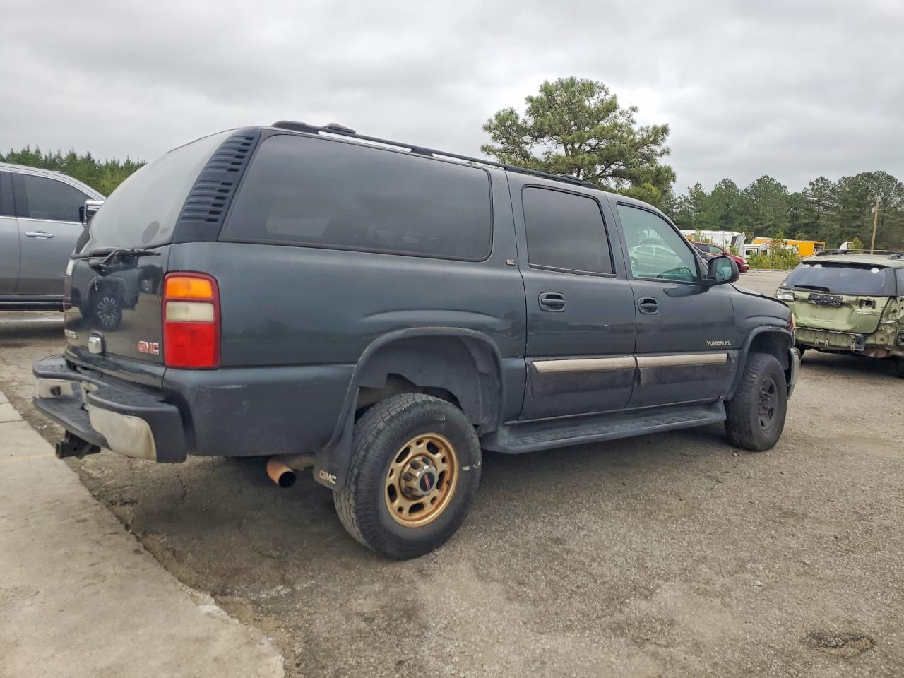 2003 GMC Yukon Xl K2500 - Image 3