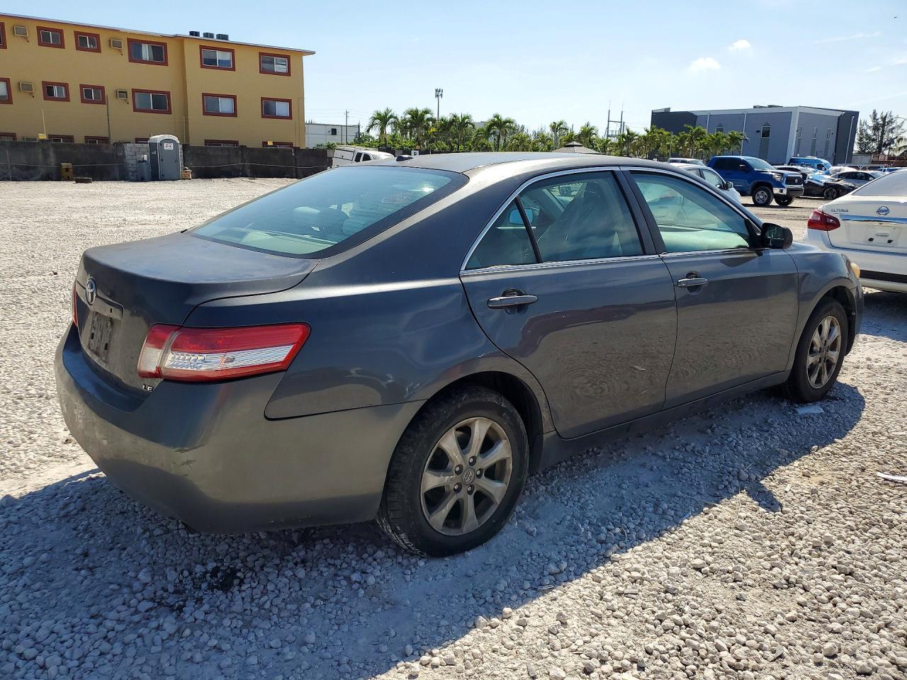2010 Toyota Camry Le - Image 3
