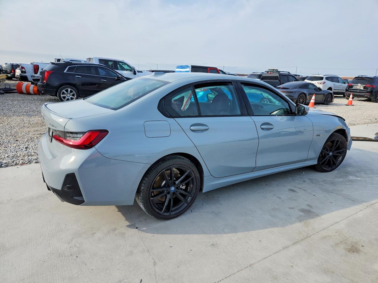 2023 BMW 330E - Фото 3