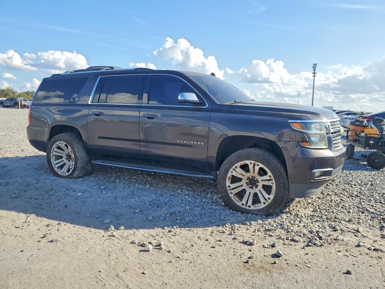 2015 Chevrolet Suburban C1500 Ltz - Image 4