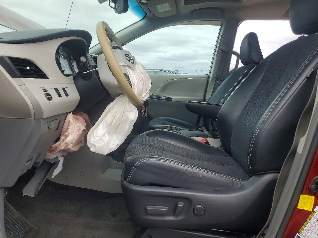 2013 Toyota Sienna Se 8-Passenger - Фото 7
