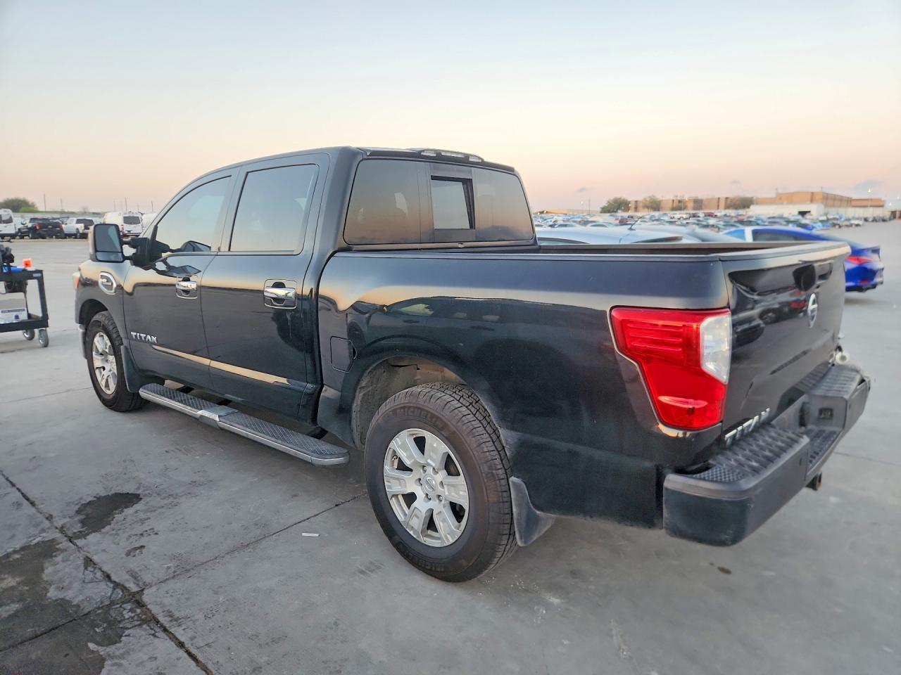 2017 Nissan Titan Sv - Image 2