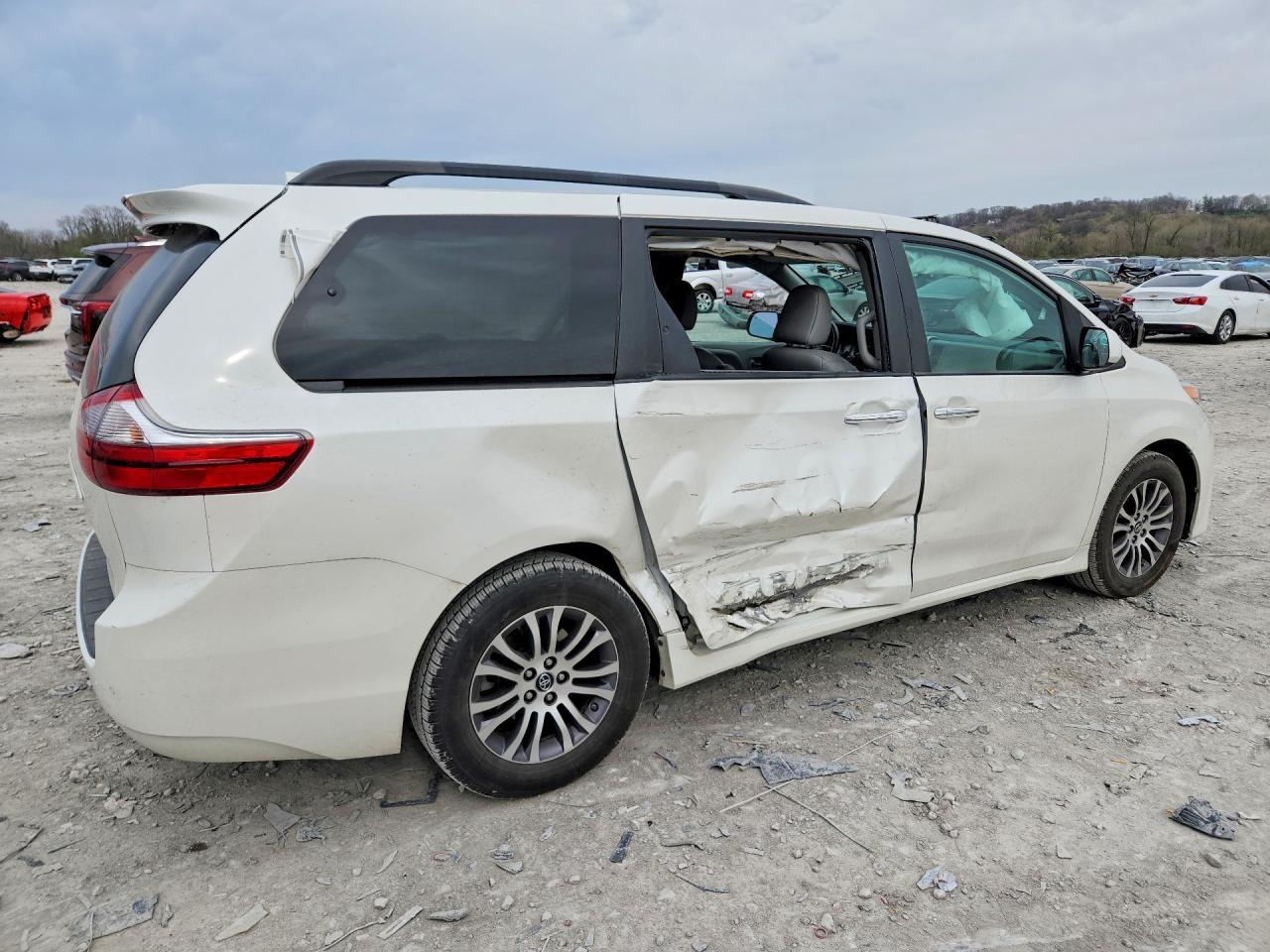 2020 Toyota Sienna Xle 8-Passenger - Image 3