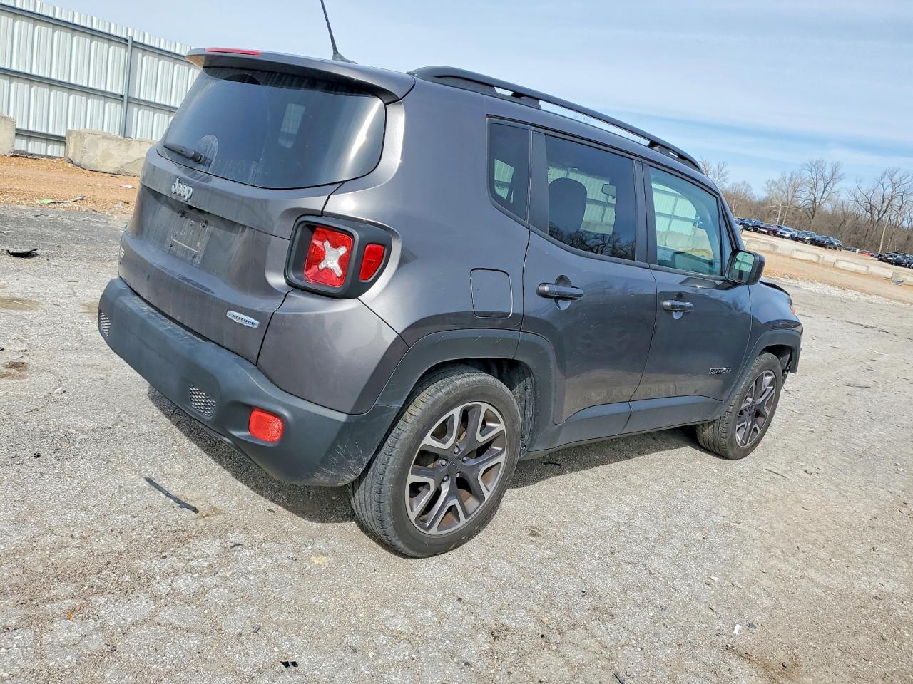 2016 Jeep Renegade Latitude - Image 3