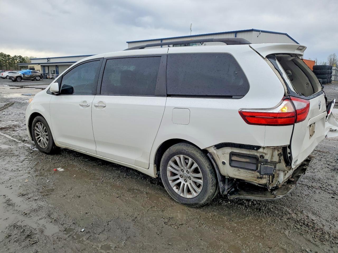 2015 Toyota Sienna Xle 8-Passenger - Image 2