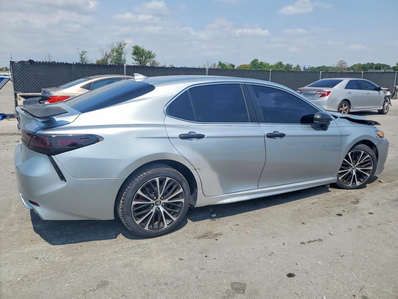 2020 Toyota Camry Se - Image 3