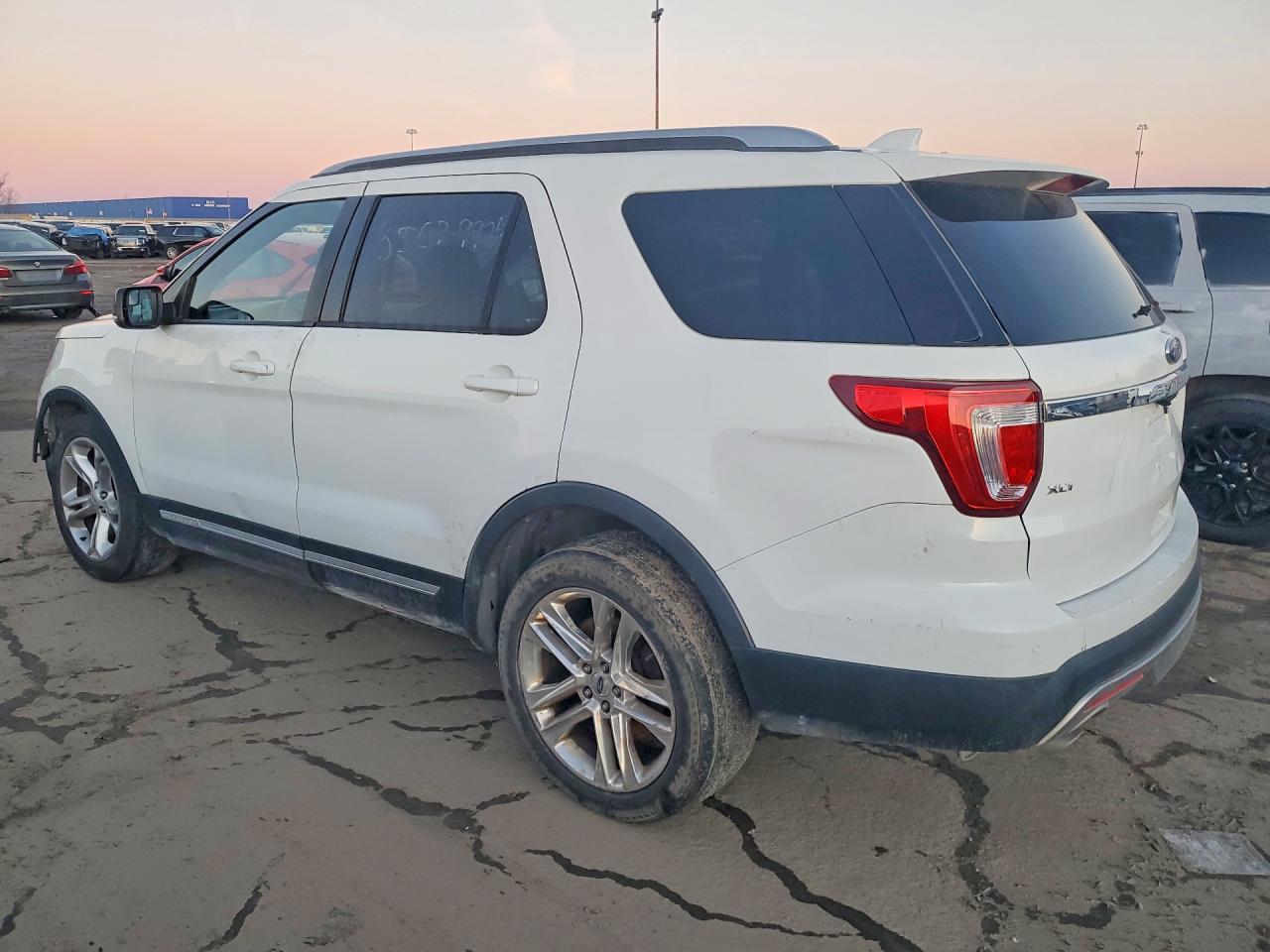 2016 Ford Explorer Xlt - Фото 2