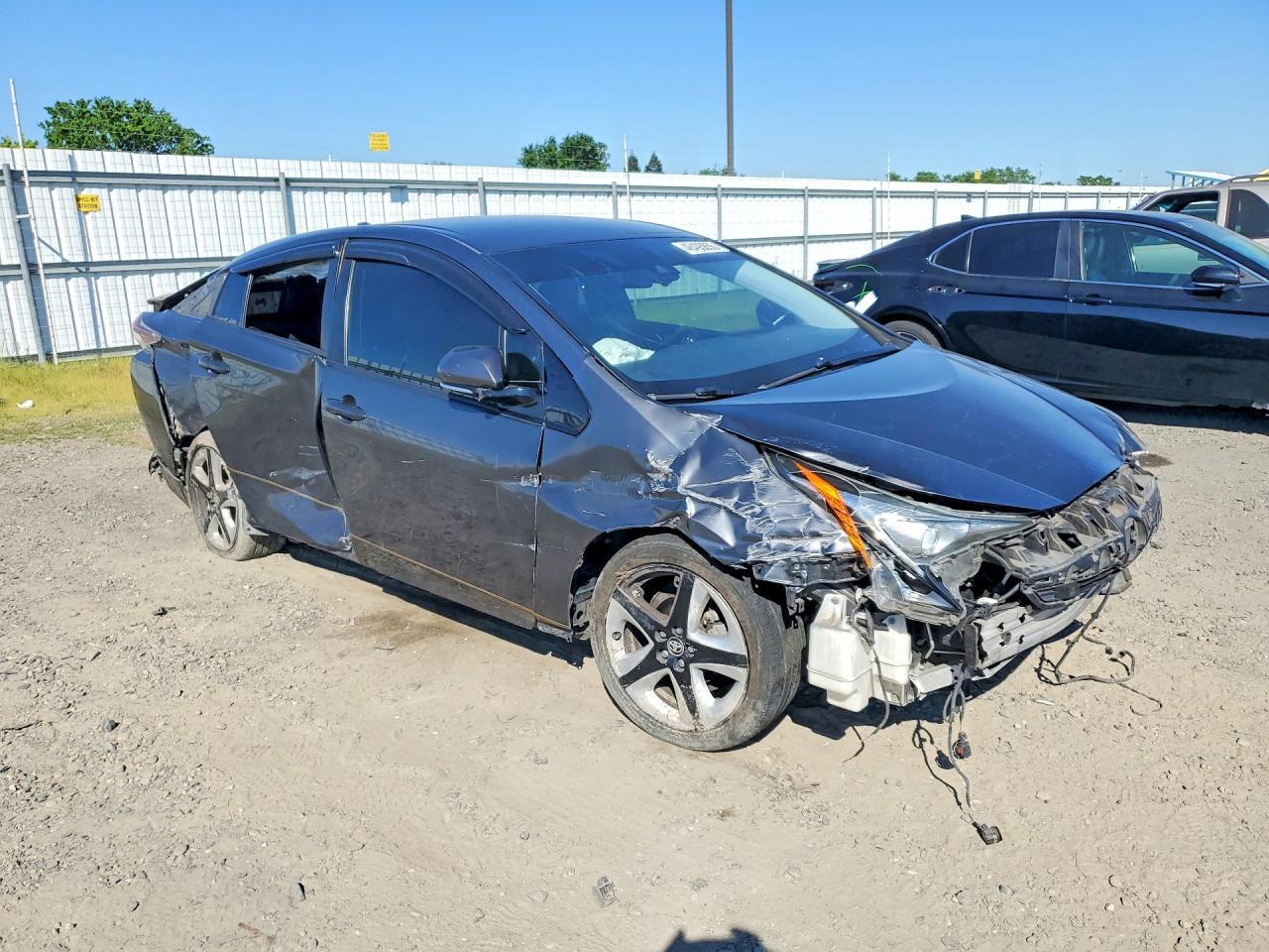 2018 Toyota Prius Three Touring - Image 4