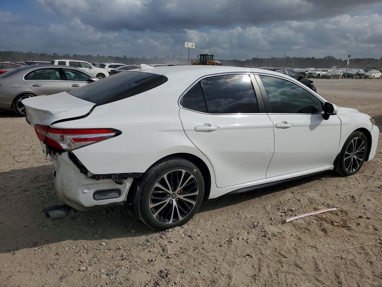2020 Toyota Camry Se - Image 3