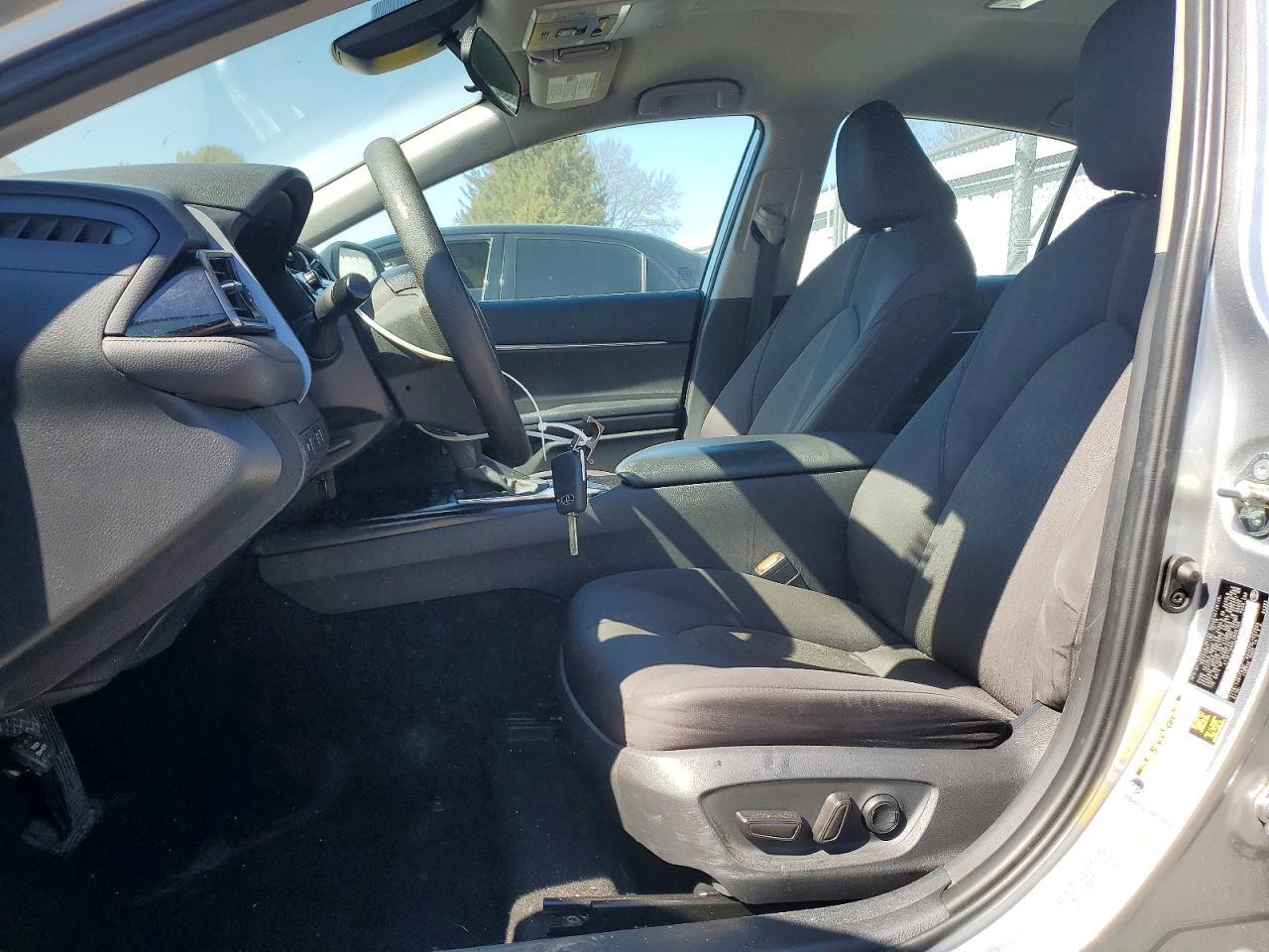 2020 Toyota Camry Le - Фото 7