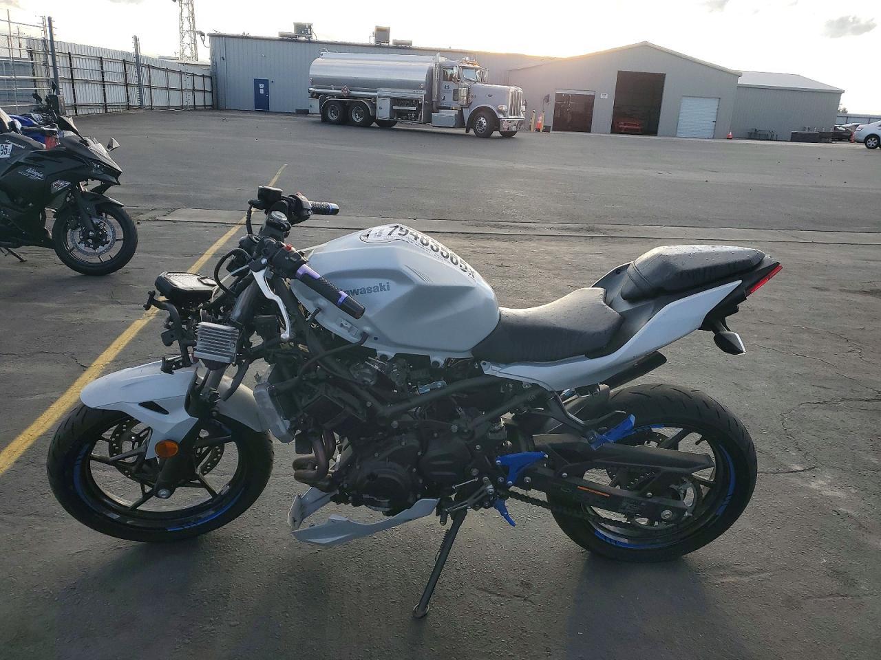 2025 Kawasaki Ex500 H - Фото 3
