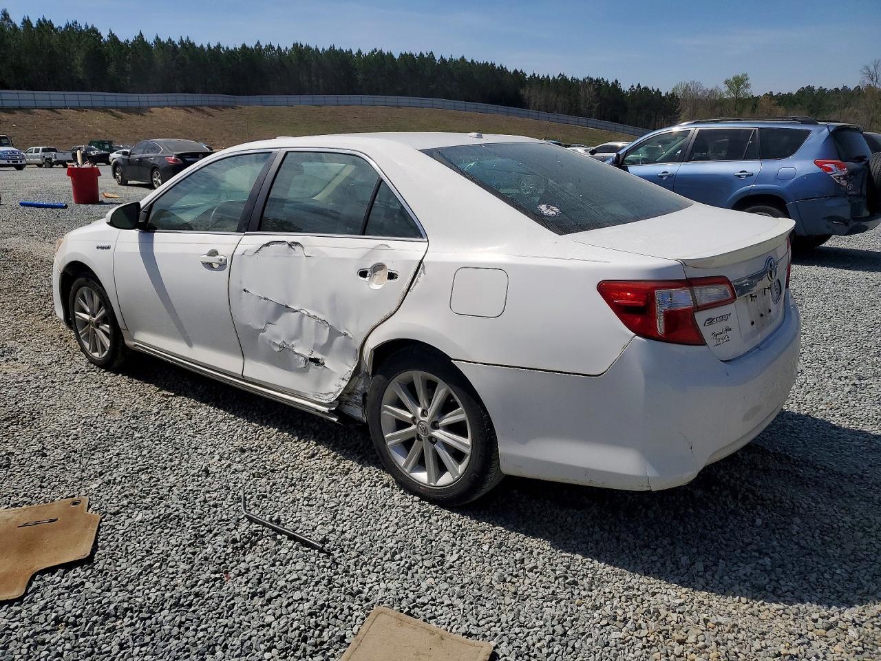 2014 Toyota Camry Hybrid Xle - Image 2