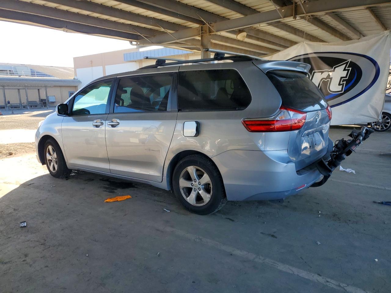 2015 Toyota Sienna Le 8-Passenger - Фото 2