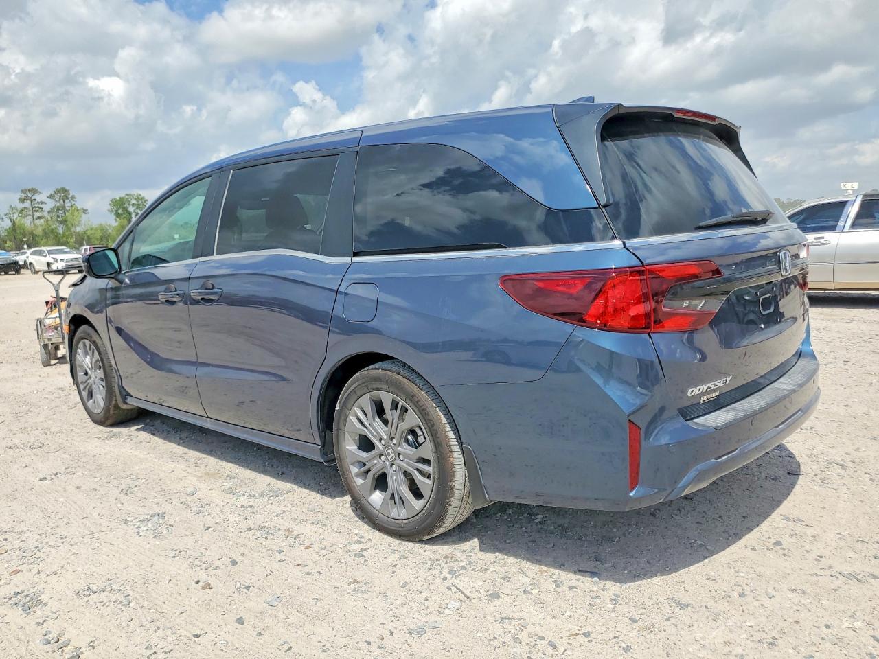 2026 Honda Odyssey Touring - Image 2
