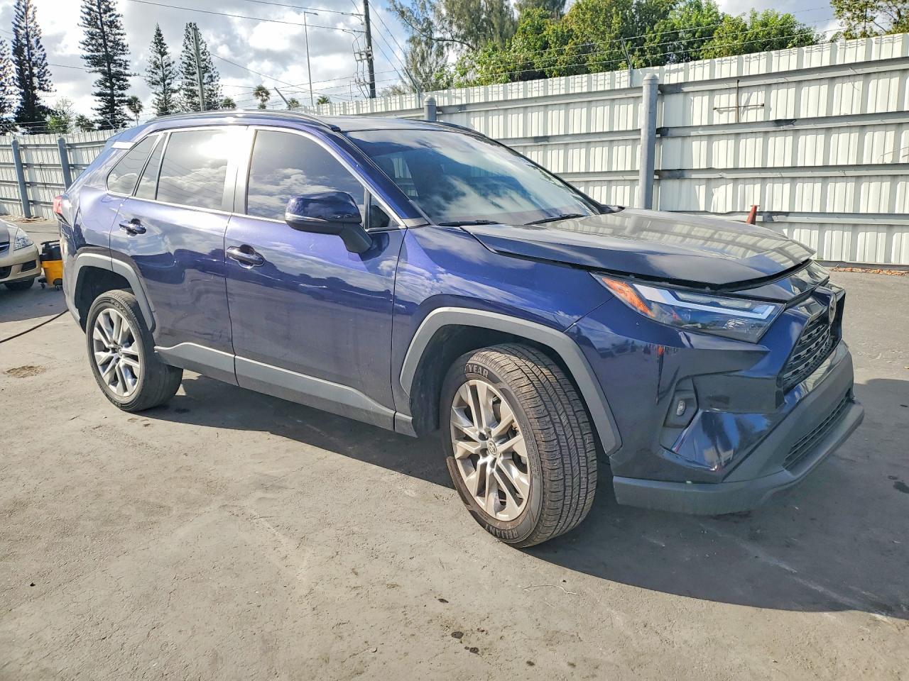 2022 Toyota Rav4 Xle Premium - Image 4