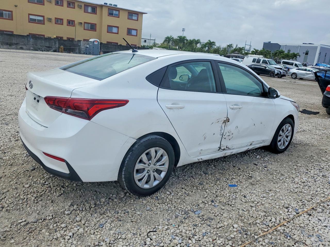 2021 Hyundai Accent Se - Фото 3