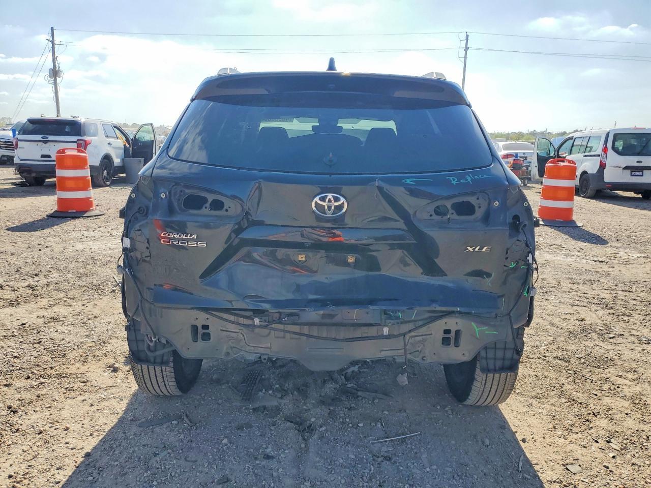 2022 Toyota Corolla Cross Xle - Image 6