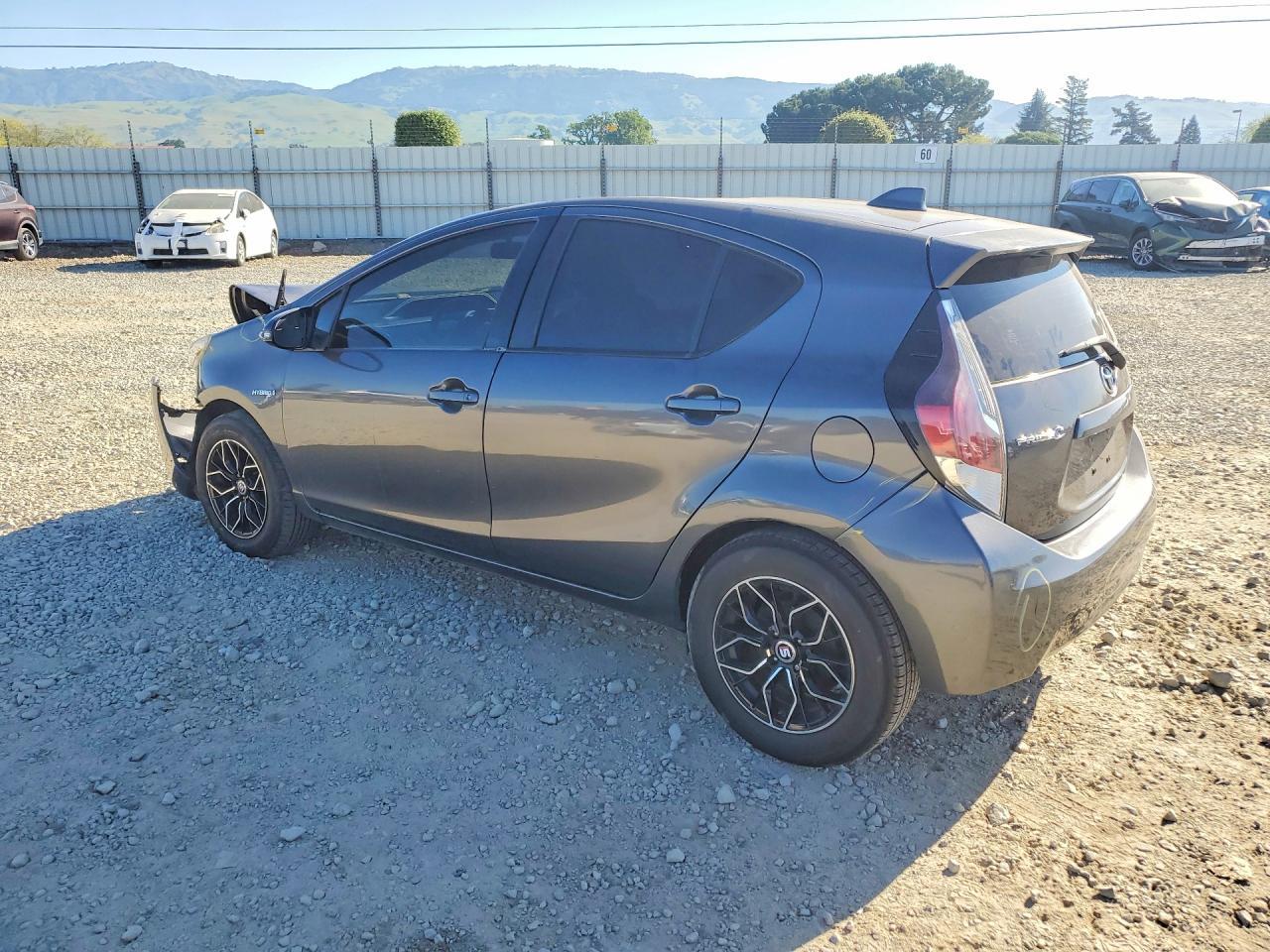 2016 Toyota Prius C Two - Фото 2