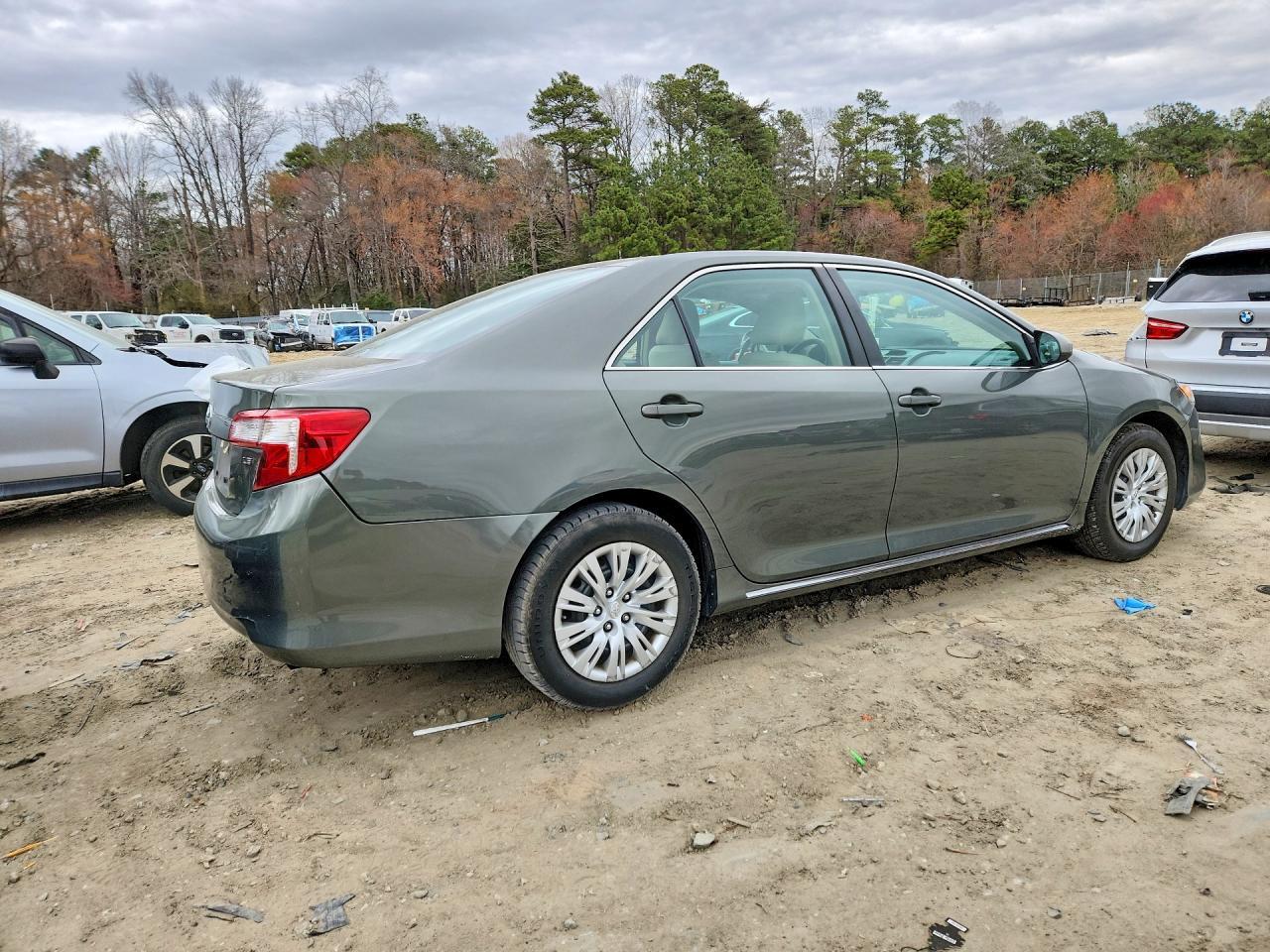 2013 Toyota Camry Le - Фото 3