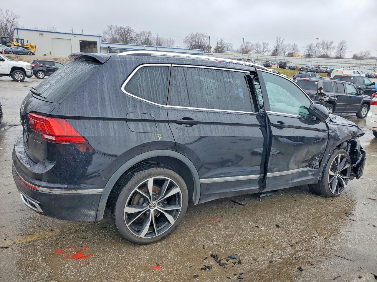 2022 Volkswagen Tiguan Sel R-Line - Image 3