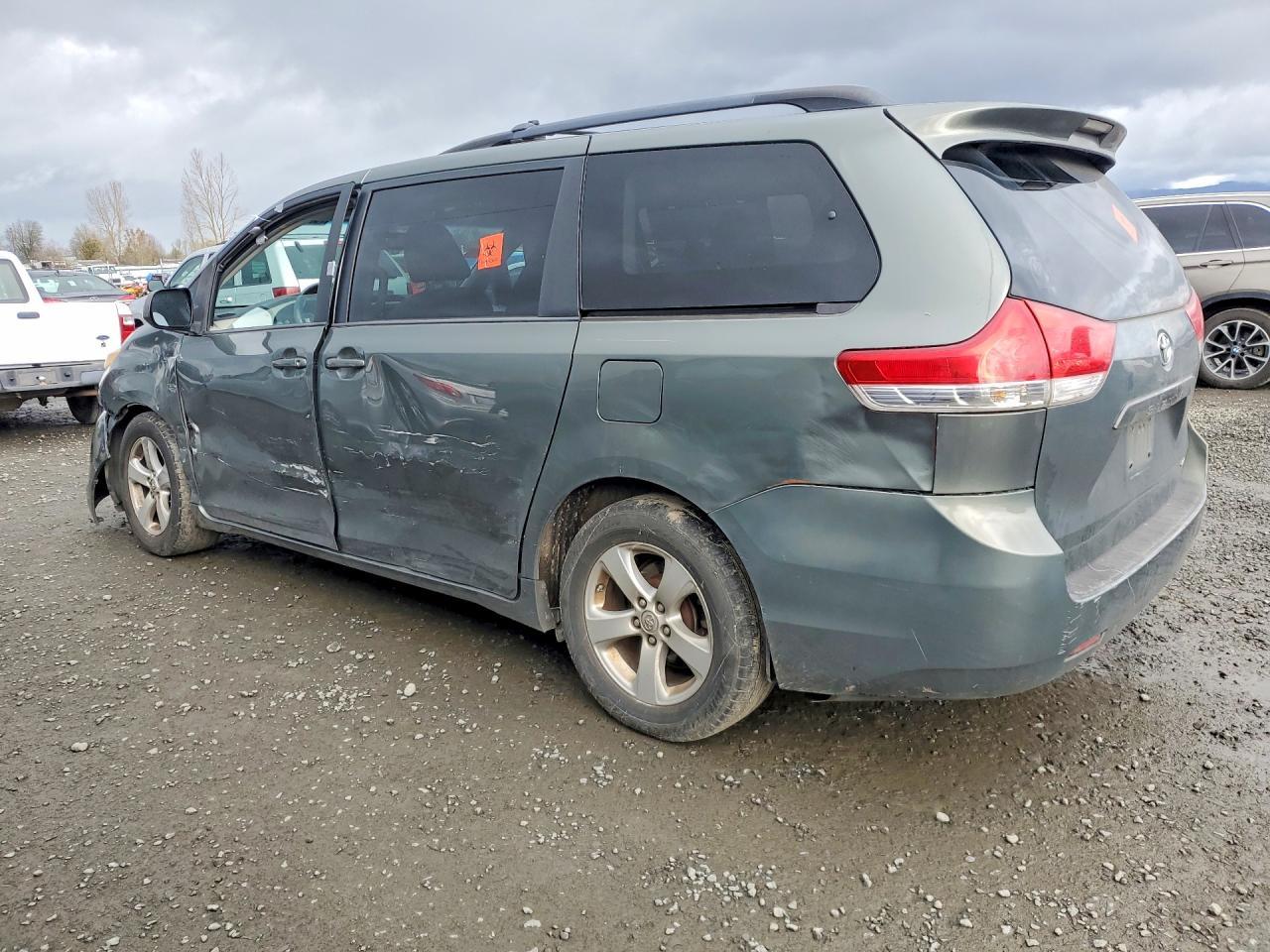 2013 Toyota Sienna Le 8-Passenger - Фото 2