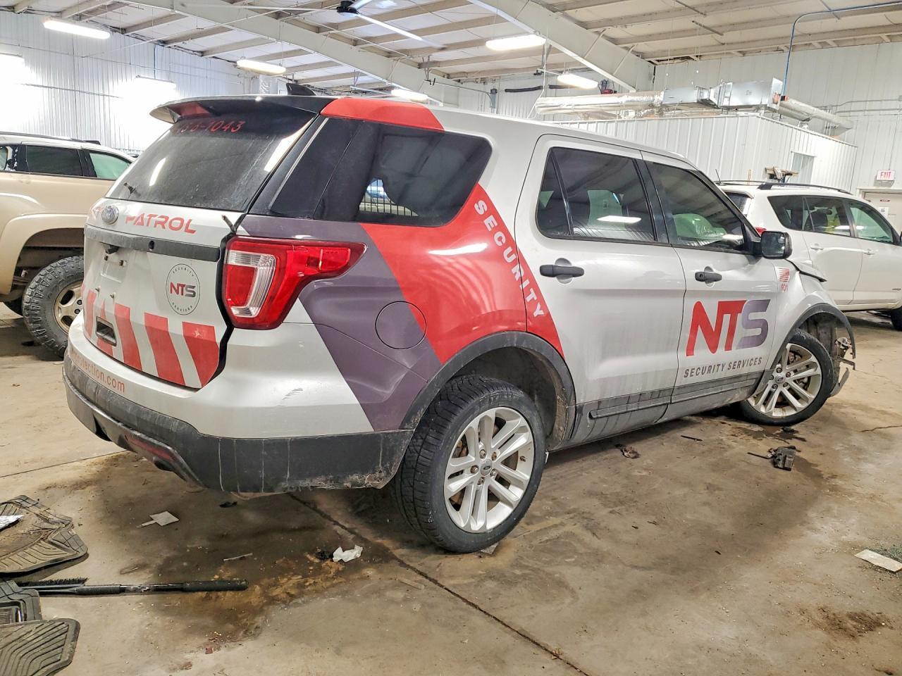 2016 Ford Explorer P - Фото 3