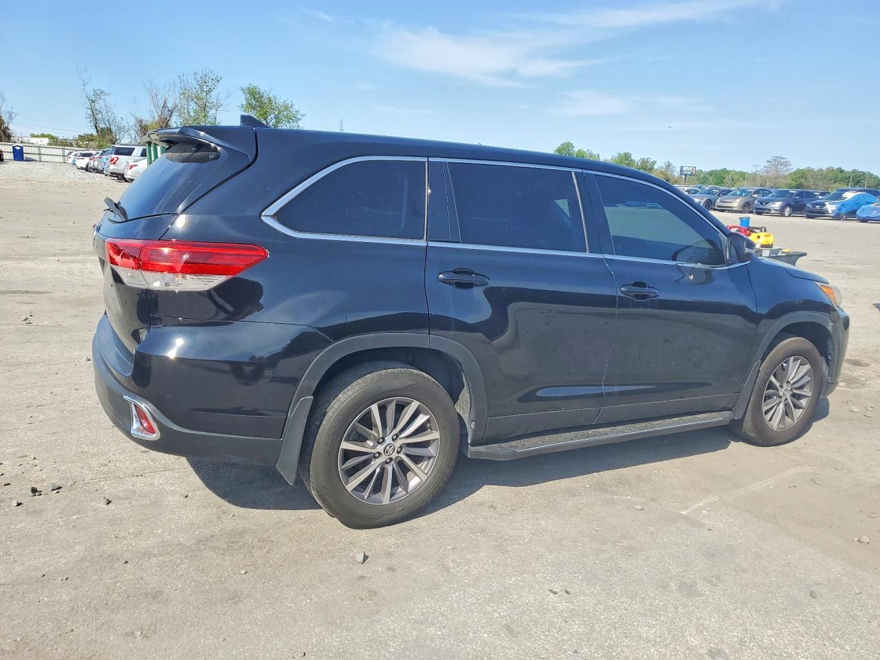 2019 Toyota Highlander Le Plus - Image 3