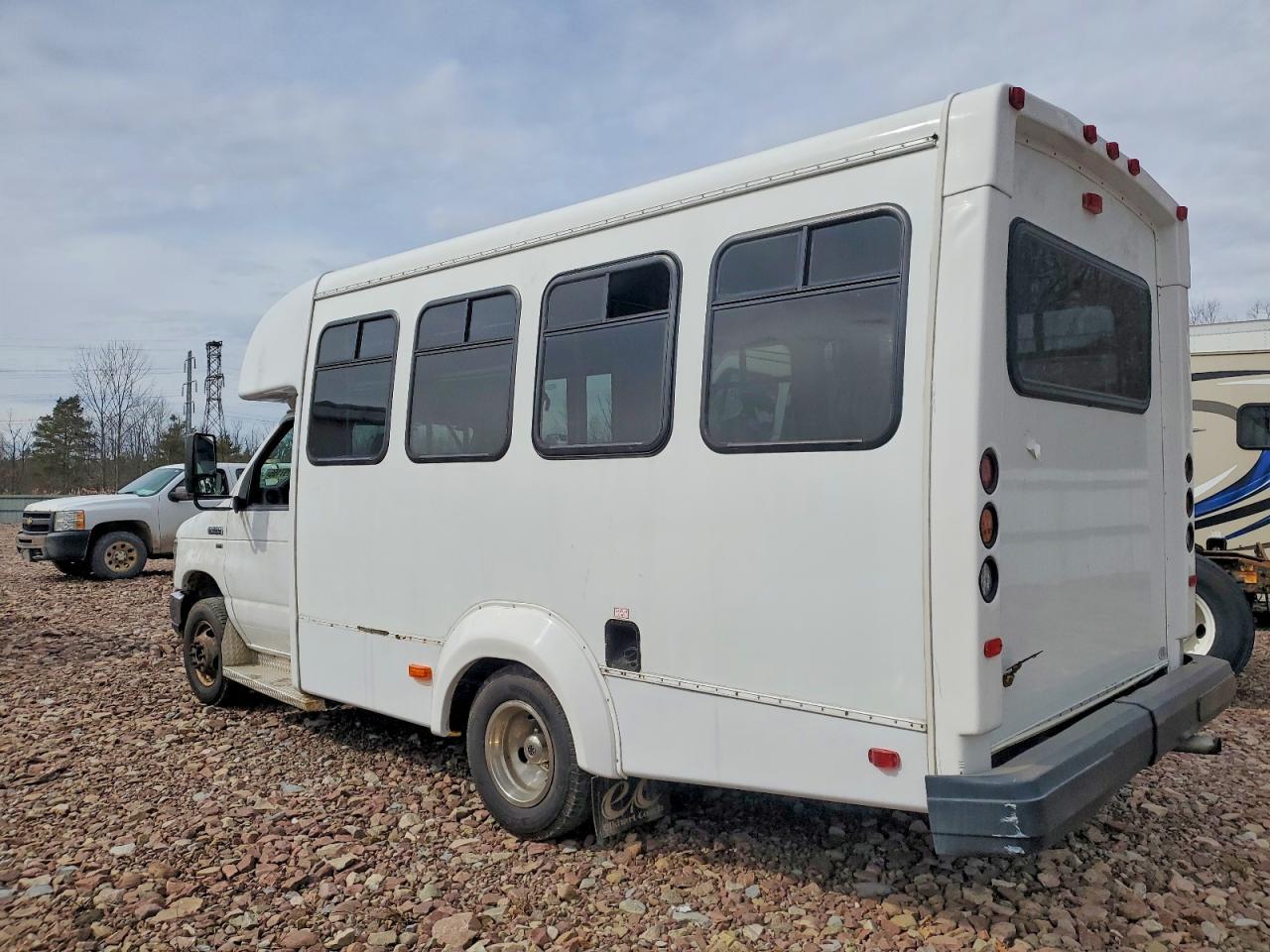 2018 Ford Econoline E350 Super Duty Cutaway Van - Фото 3