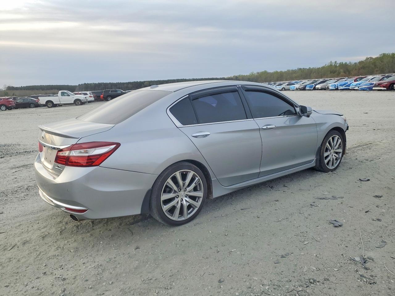 2017 Honda Accord Touring - Image 3
