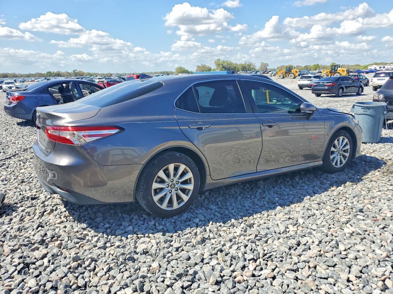 2020 Toyota Camry Le - Фото 3