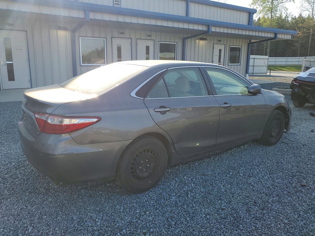 2017 Toyota Camry Le - Фото 3
