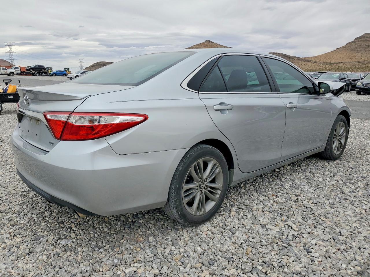 2017 Toyota Camry Se - Фото 3