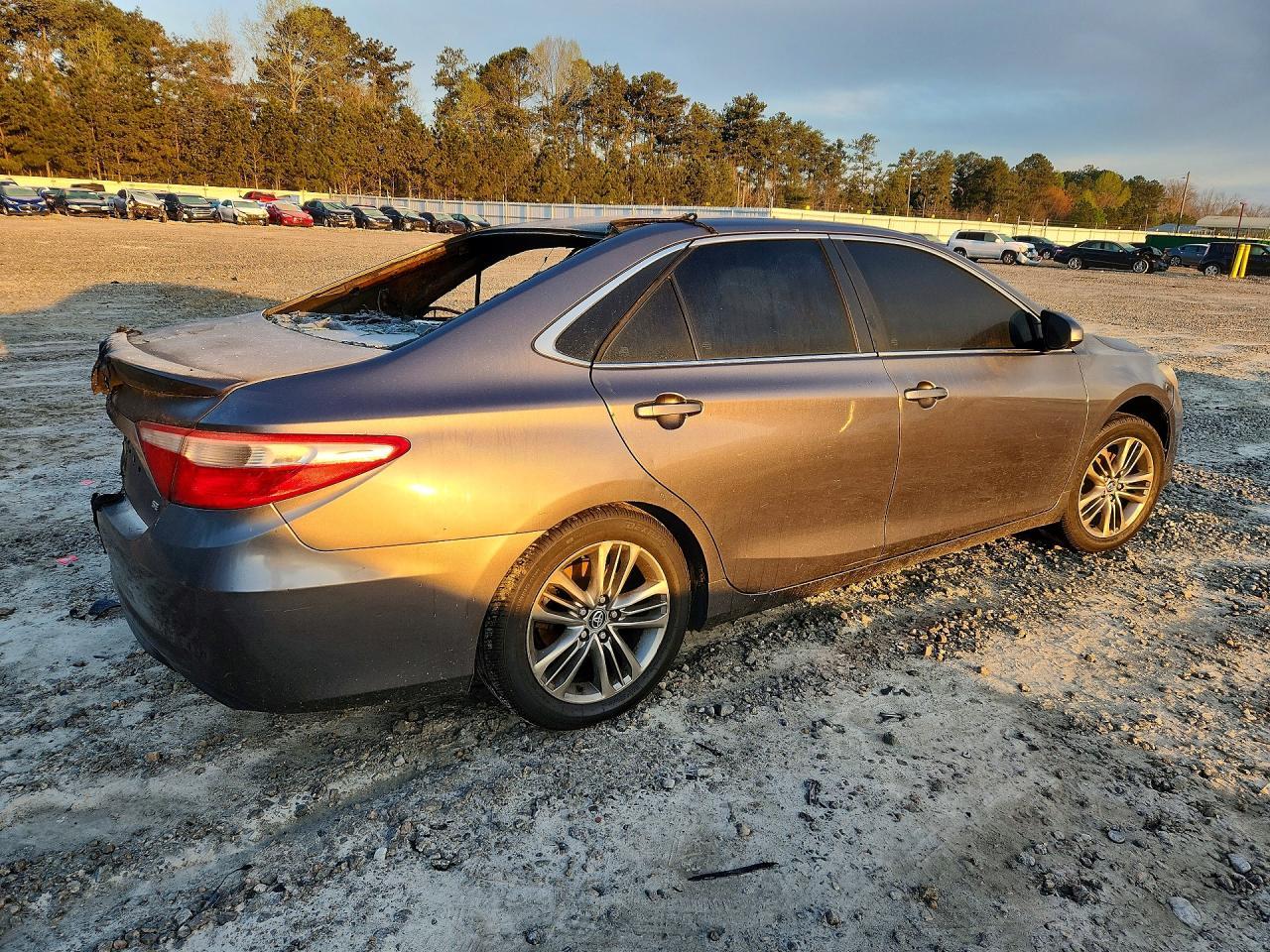 2017 Toyota Camry Se - Фото 3