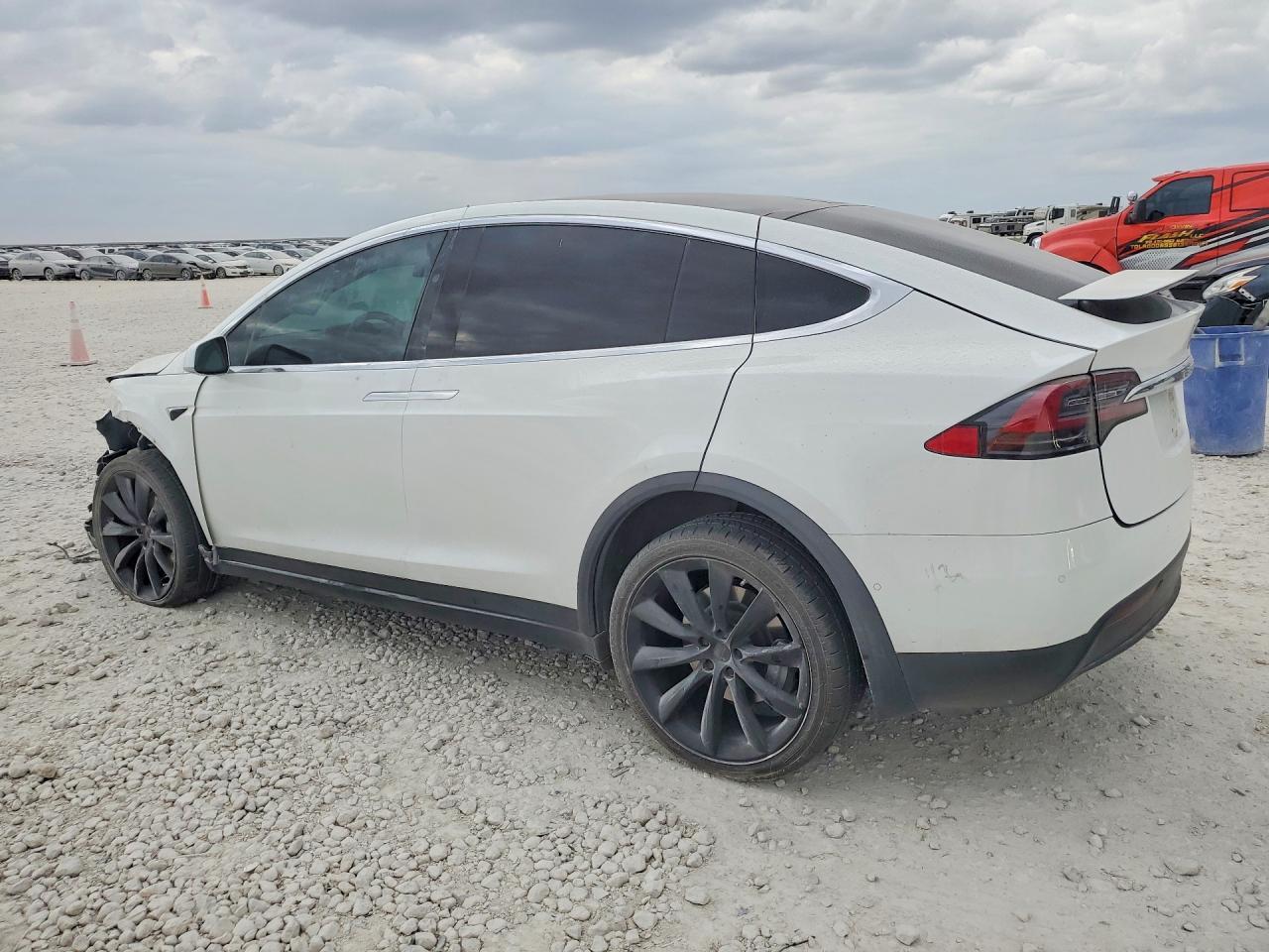 2020 Tesla Model X - Фото 2