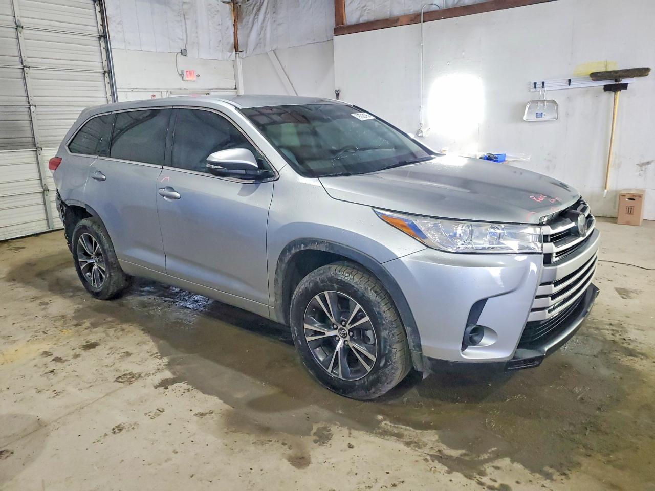 2017 Toyota Highlander Le - Image 4