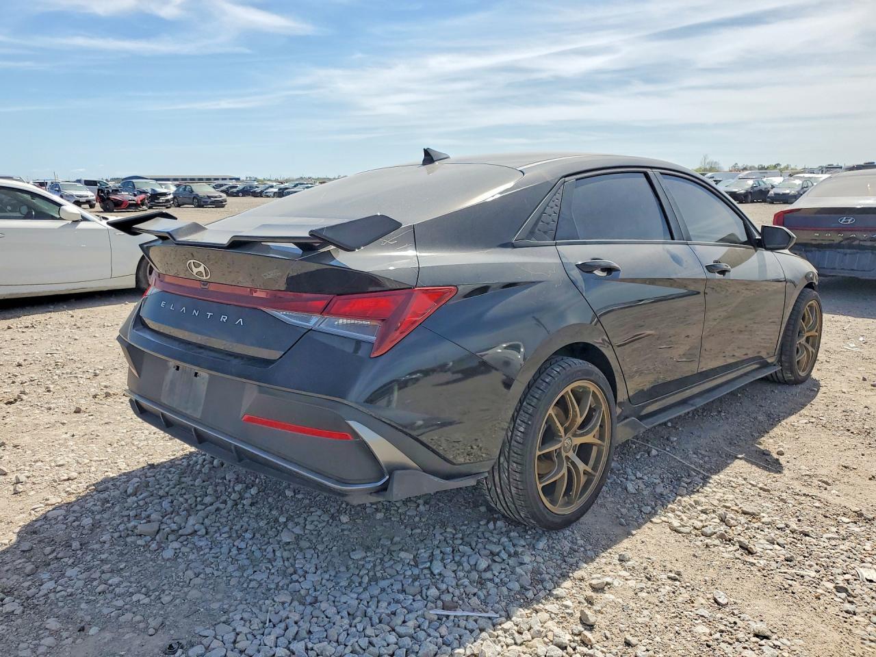 2024 Hyundai Elantra Se - Image 3