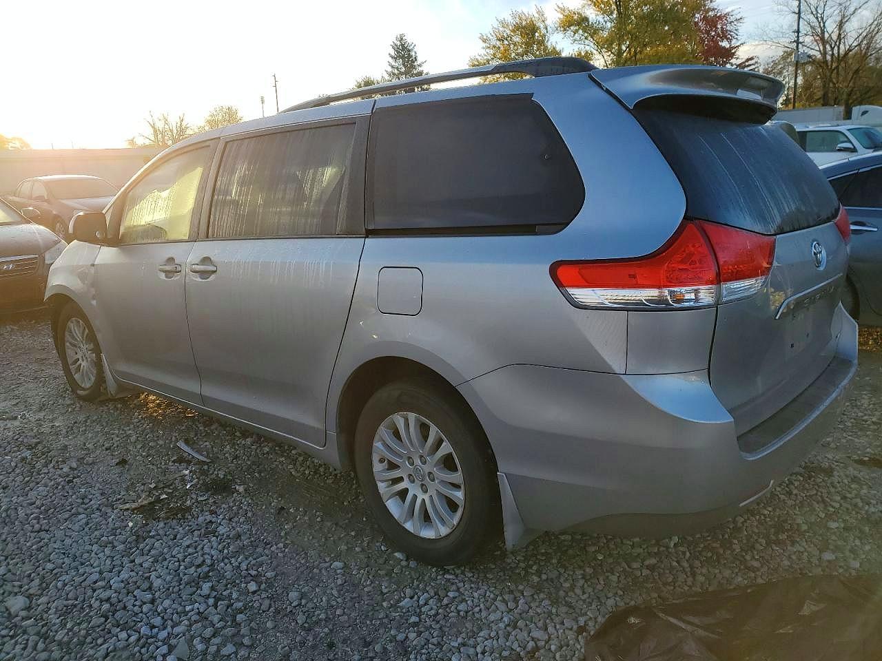 2013 Toyota Sienna Xle 8-Passenger - Фото 2