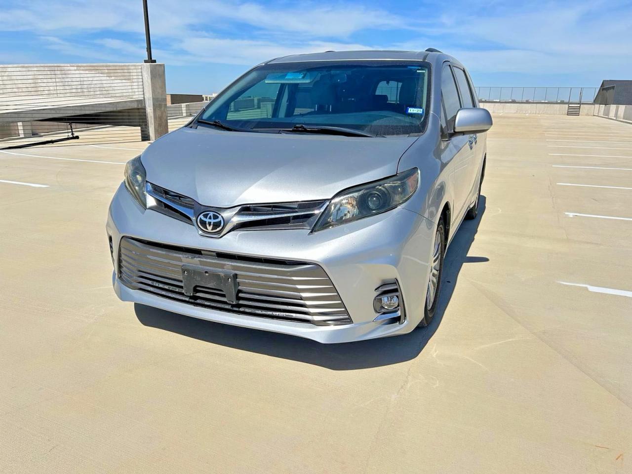 2017 Toyota Sienna Xle 8-Passenger - Фото 2