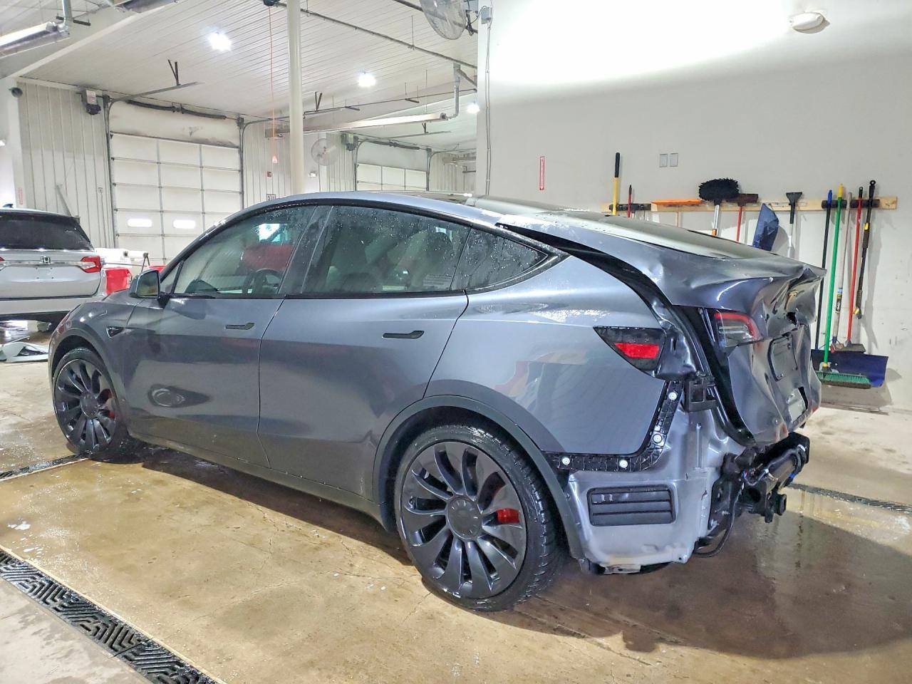 2023 Tesla Model Y - Фото 2