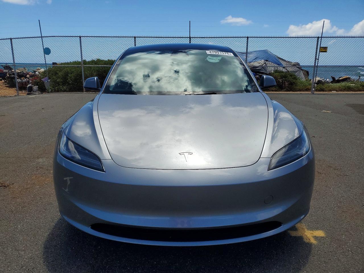 2025 Tesla Model 3 - Фото 5