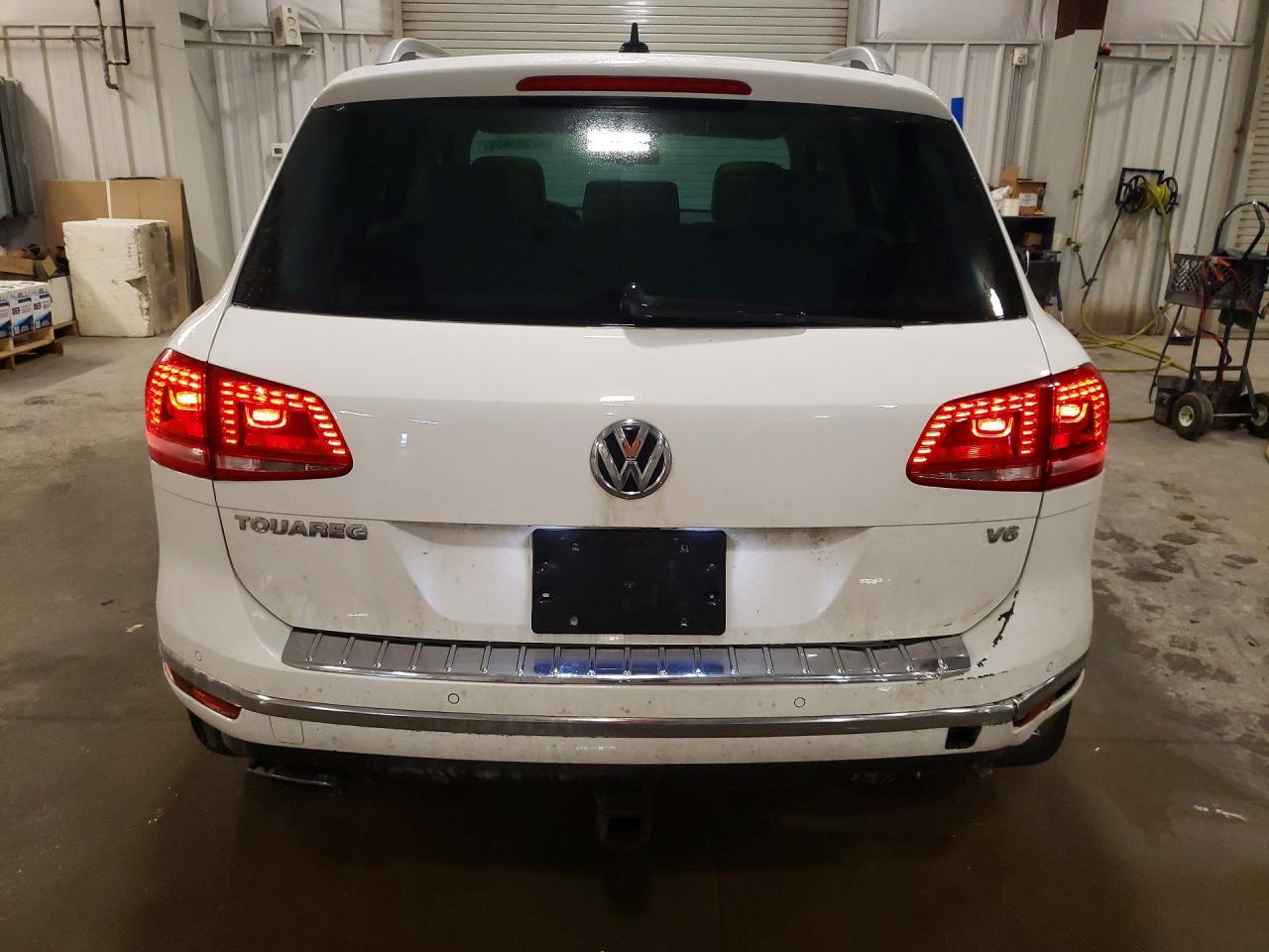 2016 Volkswagen Touareg Sport - Image 6