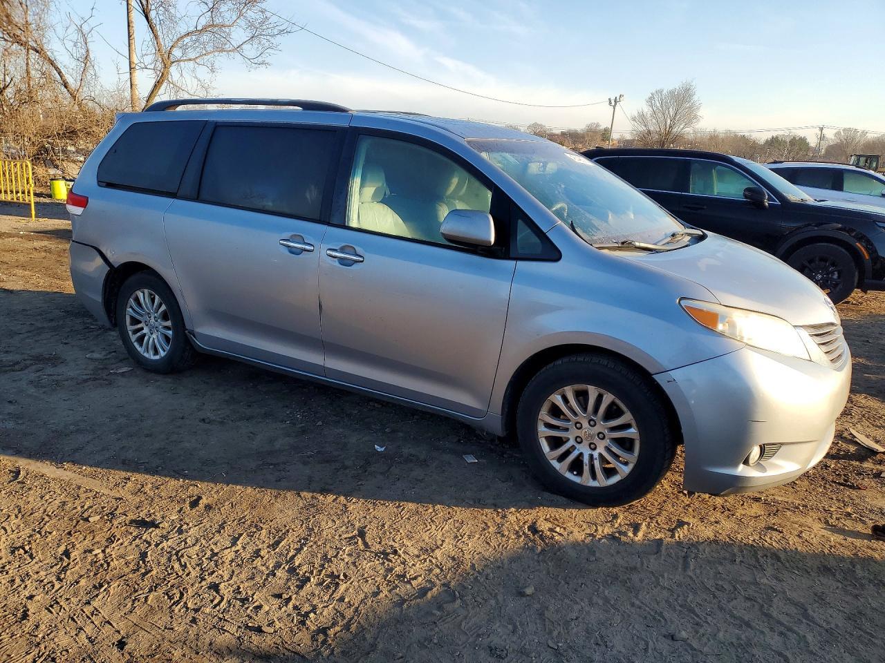 2011 Toyota Sienna Xle 8-Passenger - Фото 4