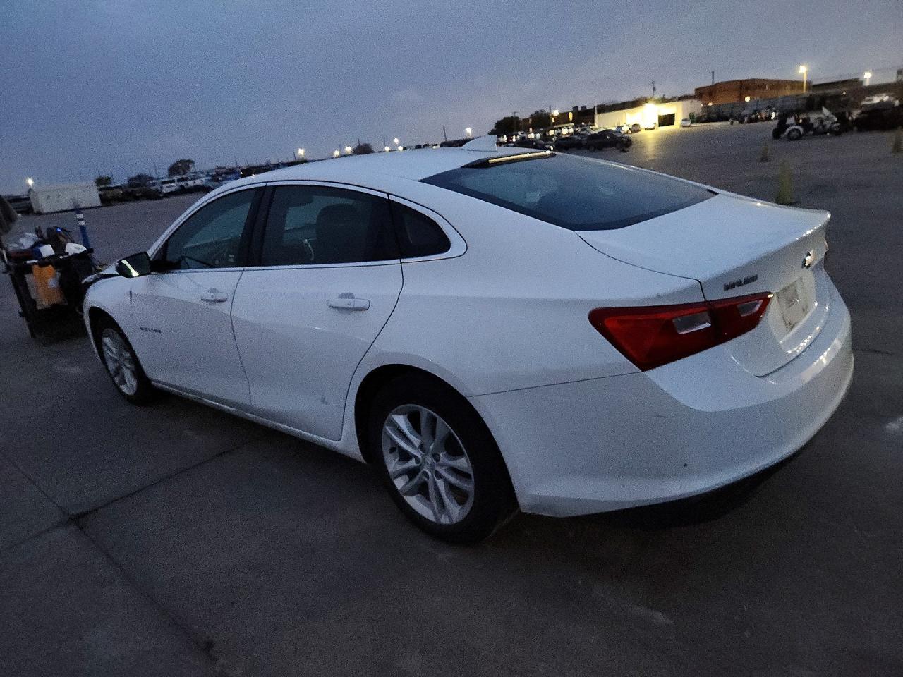 2018 Chevrolet Malibu Lt - Image 2