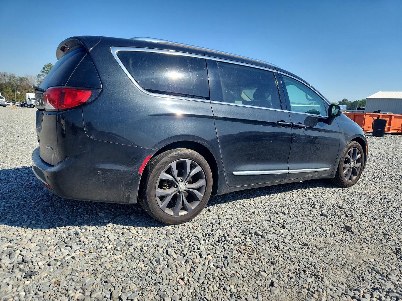 2017 Chrysler Pacifica Limited - Image 3