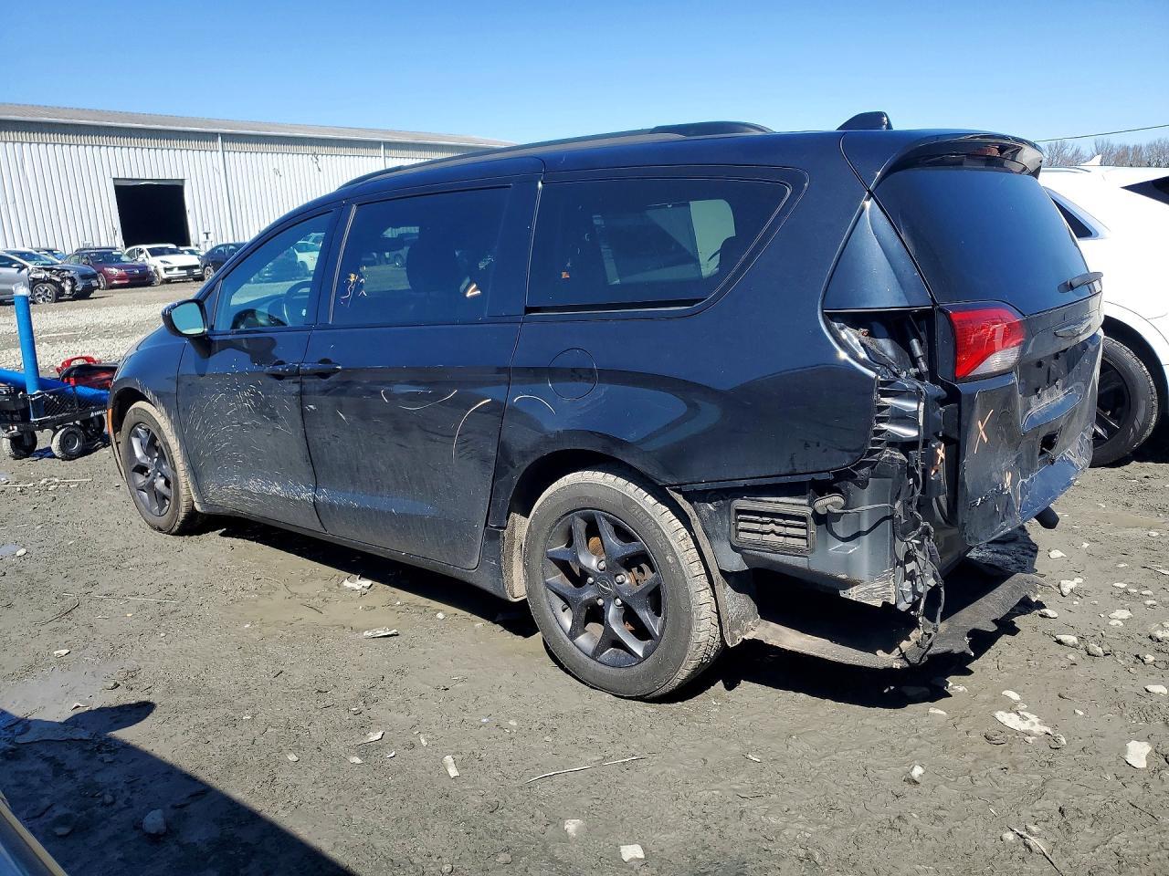 2019 Chrysler Pacifica Touring L - Image 2